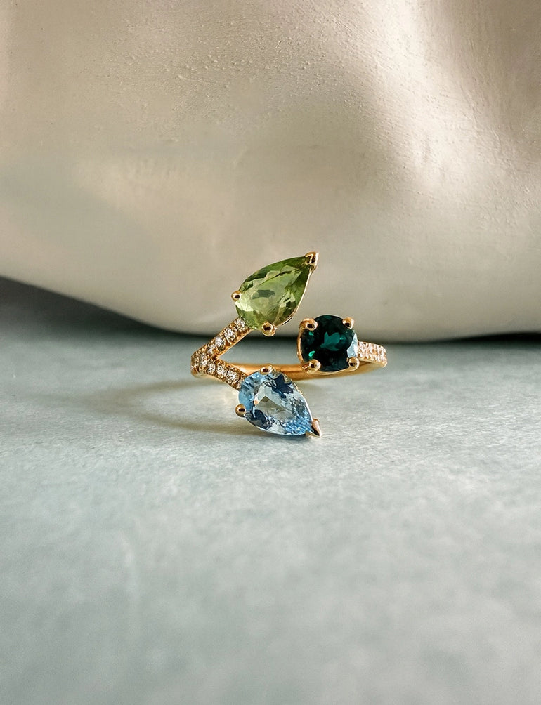 Bague de fiançailles Laetitia DM JEANTET en Or Rose 18 carats, sertie de diamants, tourmalines et aigue-marine taille poire.