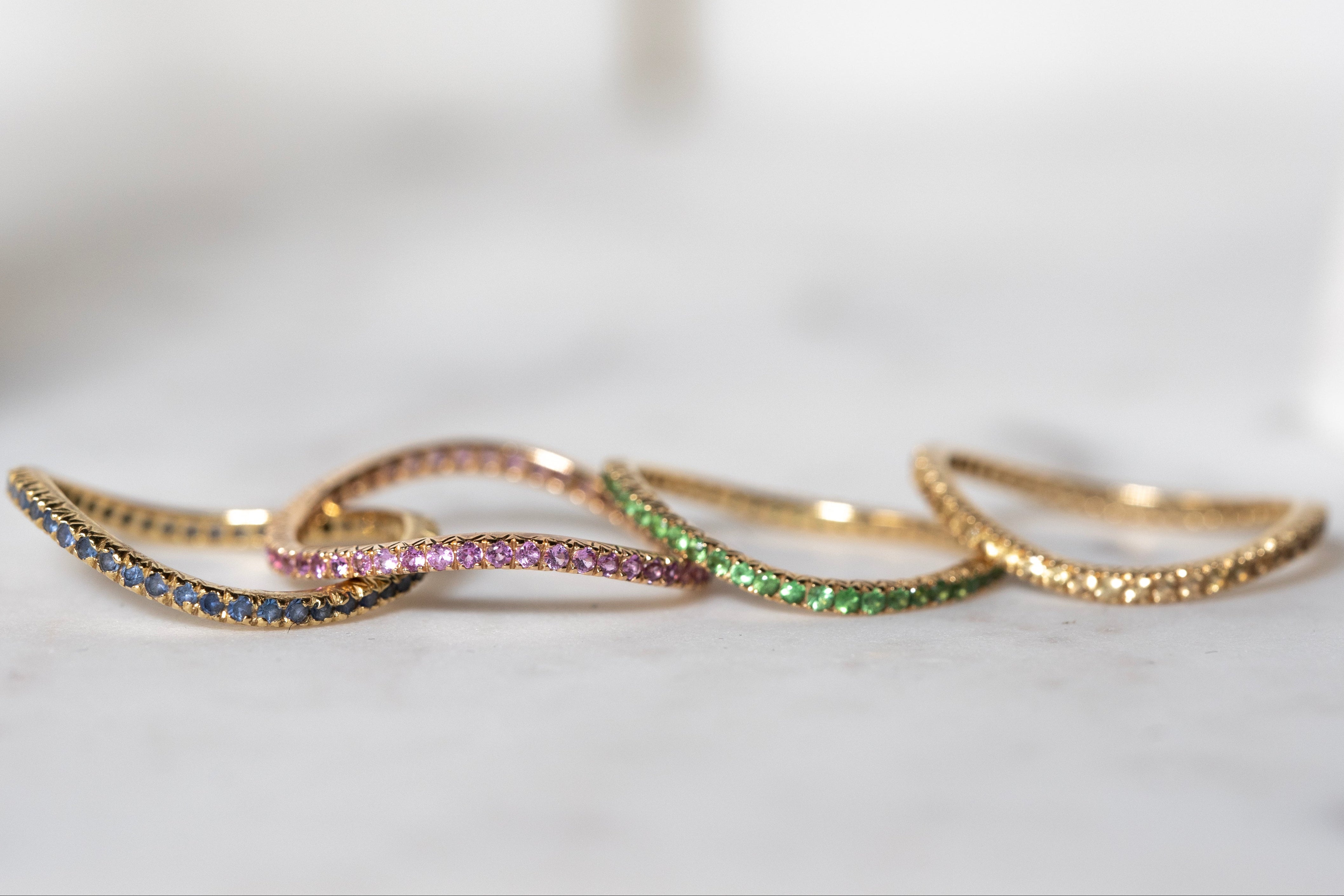 alliance_laure_ondule_or_18K_maison_jeantet_pavage_diamants_et_saphirs