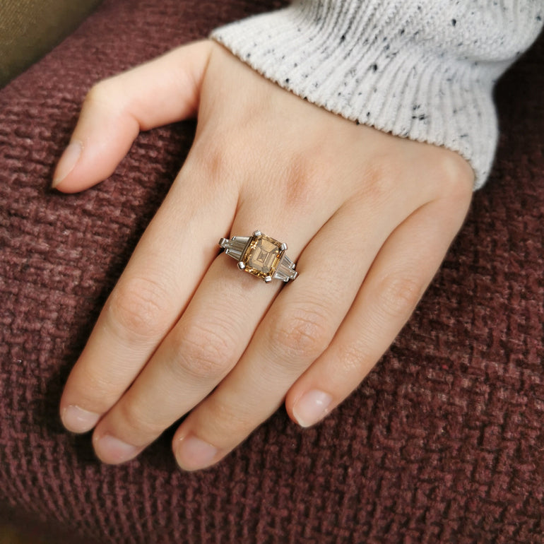 bague éternelle or blanc diamant brun 4 ct et diamants baguettes